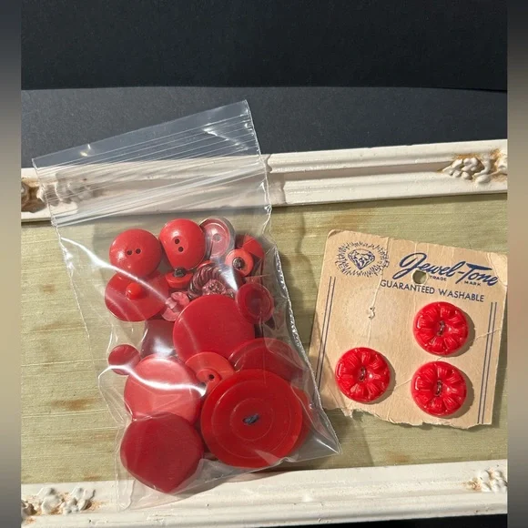 Lot of Vintage Red Buttons - Picture 8 of 8